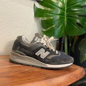 Lightly worn NEW BALANCE 997 . Blue , grey and white size 6